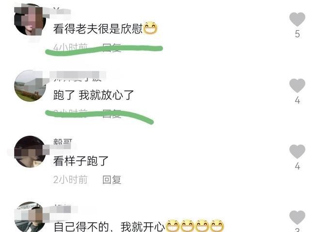 老虎|男子河边钓起水老虎，拿在手里被挣脱了，网友评论才是亮点