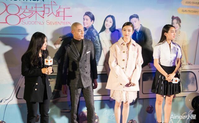 张艺谋|张艺谋女儿和外籍老公同框,穿西装干练简约,身材挺娇小的