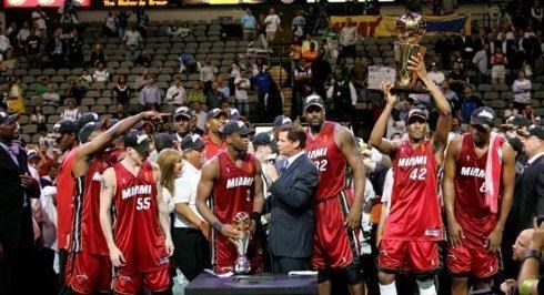 四叶草海之恋|06年韦德究竟是不是单核夺冠？看看他队友的糟糕数据就知道了！