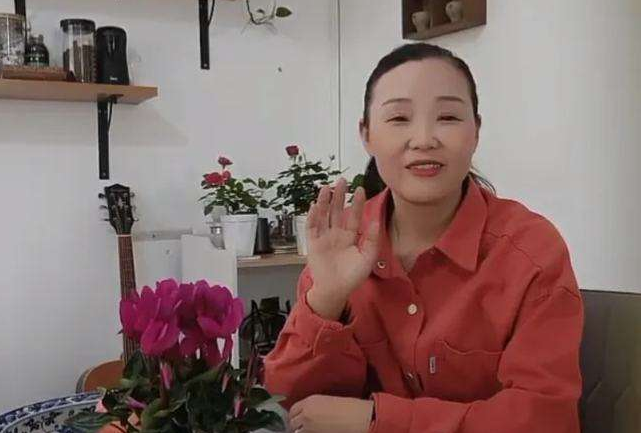 |孙卓和孙辉滑冰被偶遇，弟弟教哥哥动作技巧，兄弟已剪短了长发