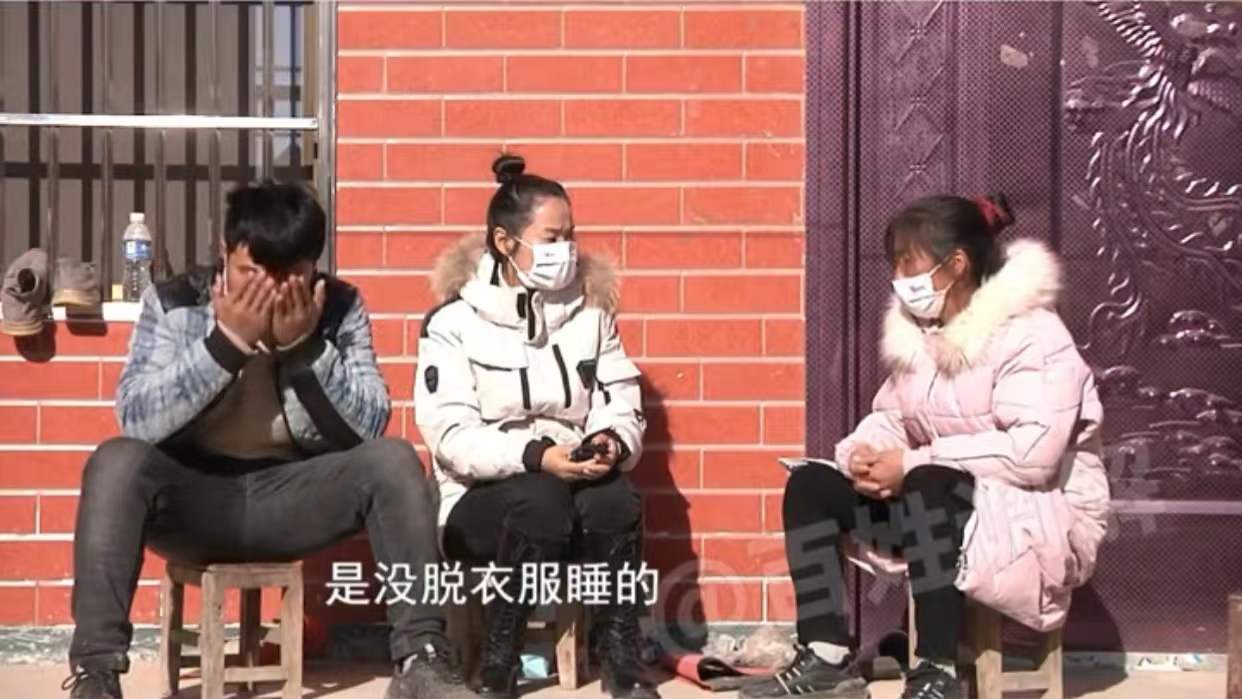 母亲太过于邋遢,22岁儿子忍无可忍怒打母亲,直言从小就恨她
