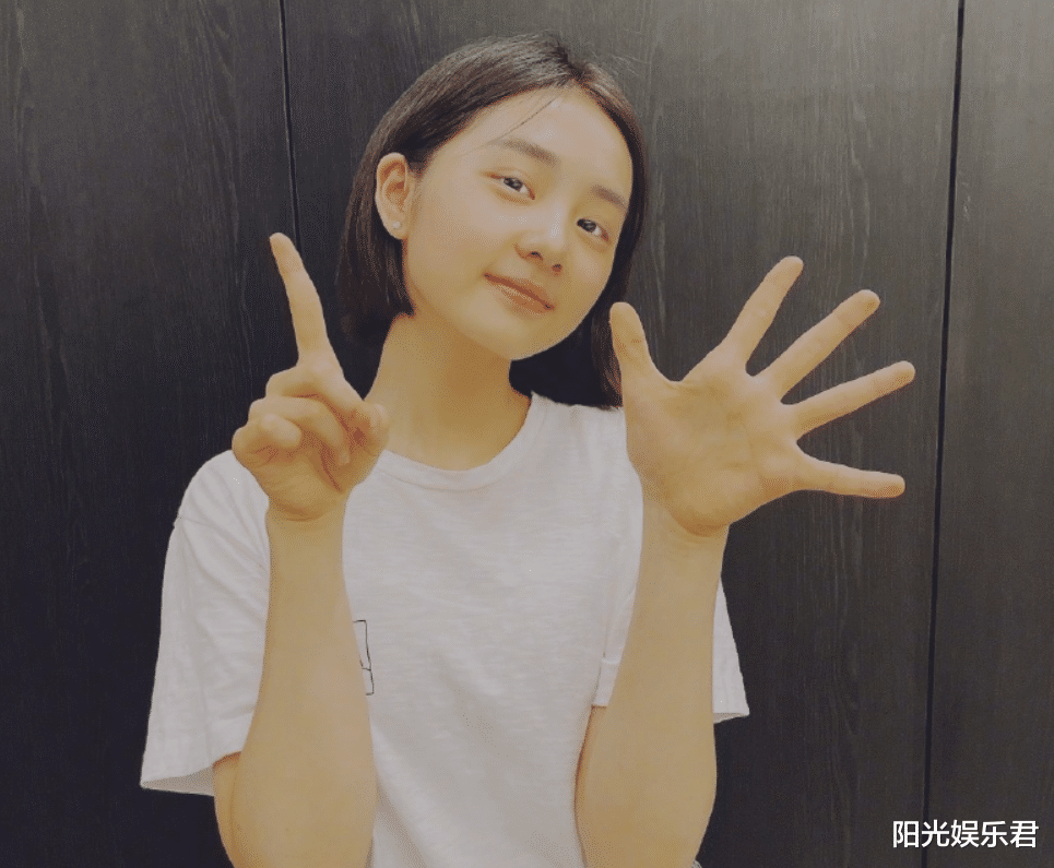 黄磊|黄磊女儿15岁生日晒照，素颜和妈妈一模一样，气质却悄咪咪的变了