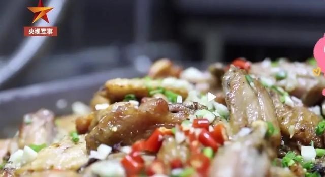 清浅微笑的我|中国潜艇的餐食，有荤有素营养搭配，不再吃枯燥的罐头和半成品