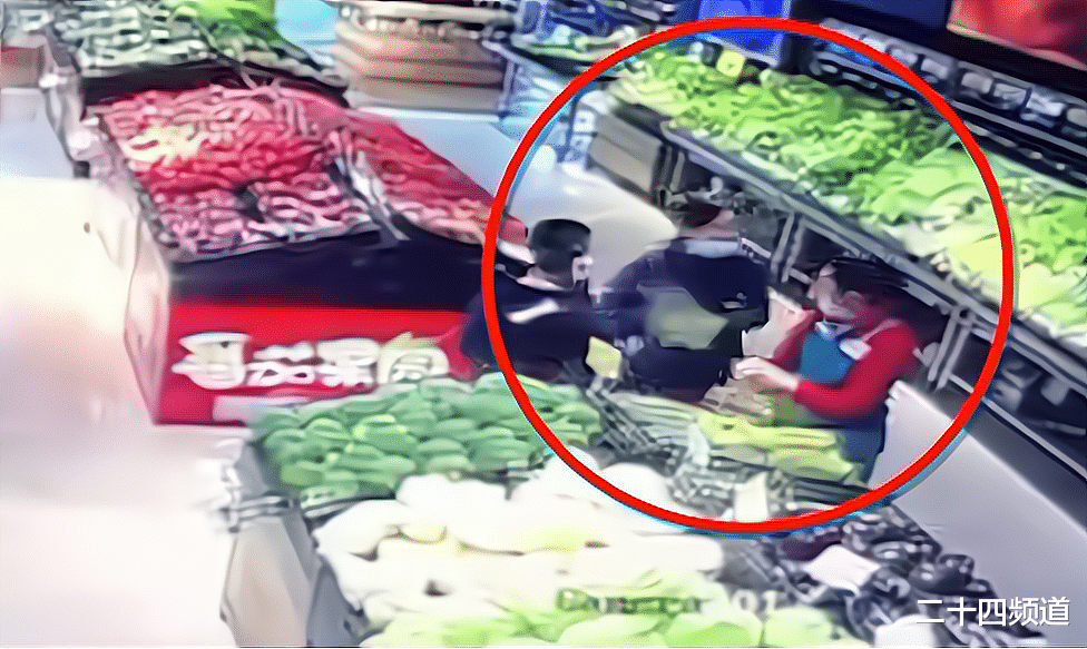 二十四频道 超市理货员劝阻大妈剥菜叶，被大妈用蒜薹抽打头部，主管还让道歉