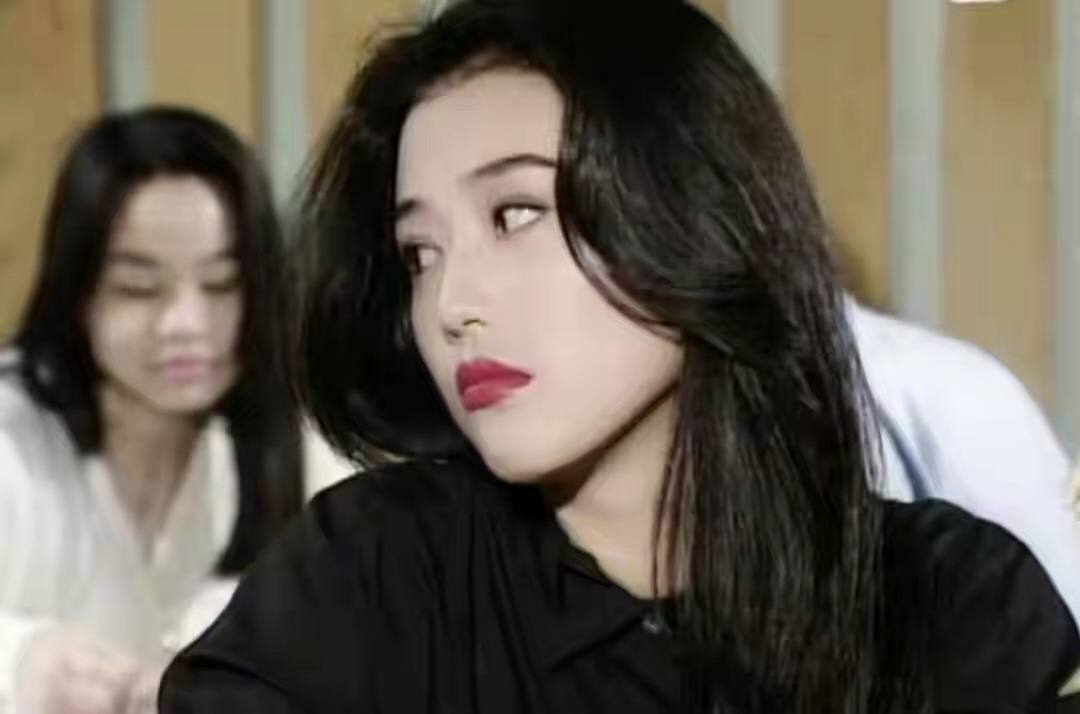 发型|55岁周海媚不服老，穿棒球服配白裙扮嫩，却被“大妈发型”拖后腿