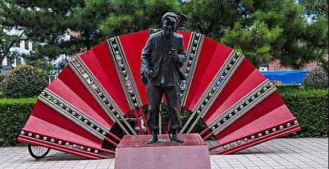 赵本山|赵本山雕像已残破不堪，景区无人问津，活人能立像还是头一回见