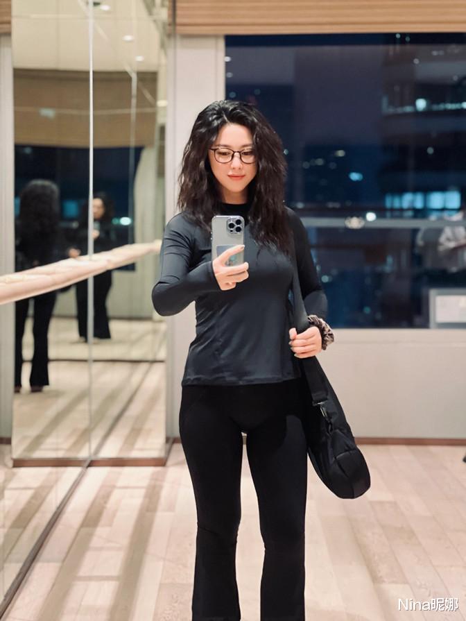 朱珠|朱珠产后胖太多！穿喇叭裤做瑜伽暴露真实身材，大象腿和肚腩抢镜