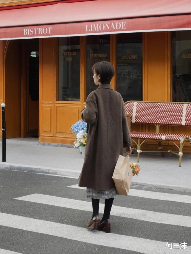 何三沫 简约款大衣不会过时,一件就可以穿很久,但前提是要会搭配才好看