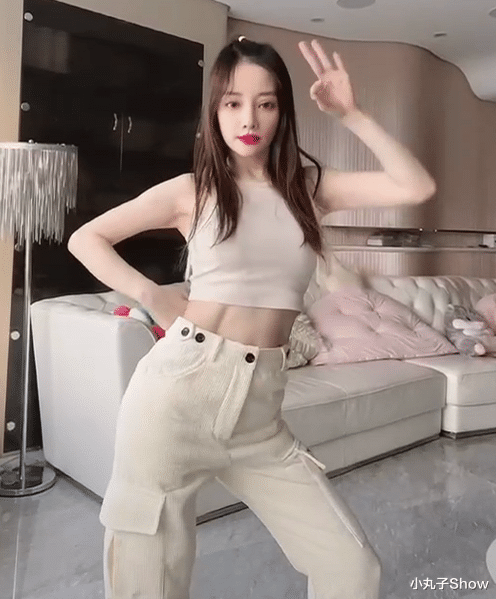 李小璐|40岁李小璐真放得开，穿露脐装大跳女团舞，杨柳细腰完全不见赘肉