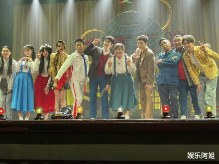 杨洋|青环汇演路透曝光！关晓彤烫发造型好复古，杨洋歪头比V显呆萌