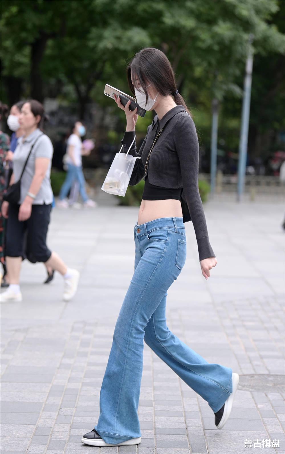 荒古棋盘|喜欢牛仔裤的姑娘，在夏季穿出简约风格，很多人羡慕