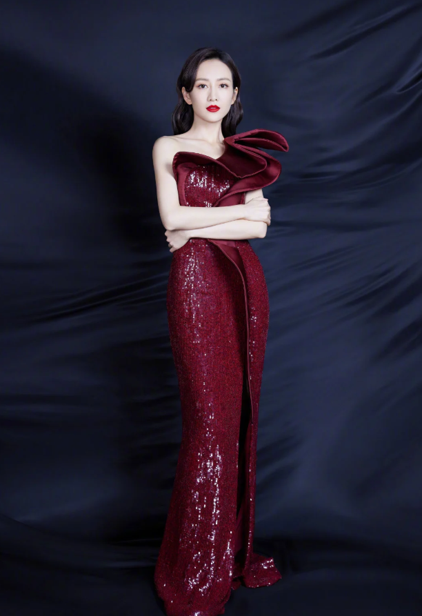 大时尚大观点|王鸥太适合熟女风,穿红色亮片长裙闪闪发光,38岁未嫁人魄力十足
