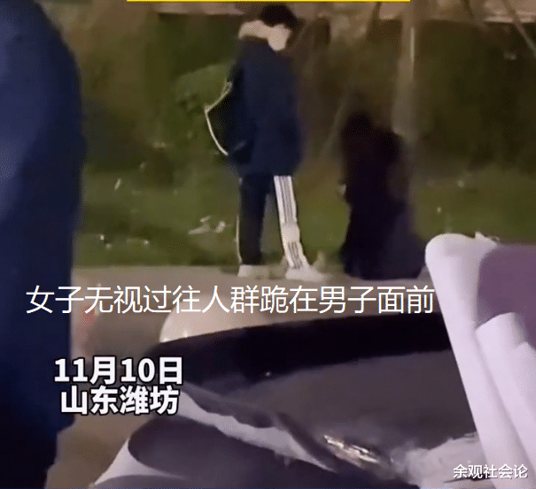 女子跪在男子面前,无视过往人群苦苦哀求,男子冷眼相观毫不在意