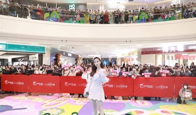 冯提莫|冯提莫超短裙出席活动，签售会人潮汹涌，粉丝激动不已！