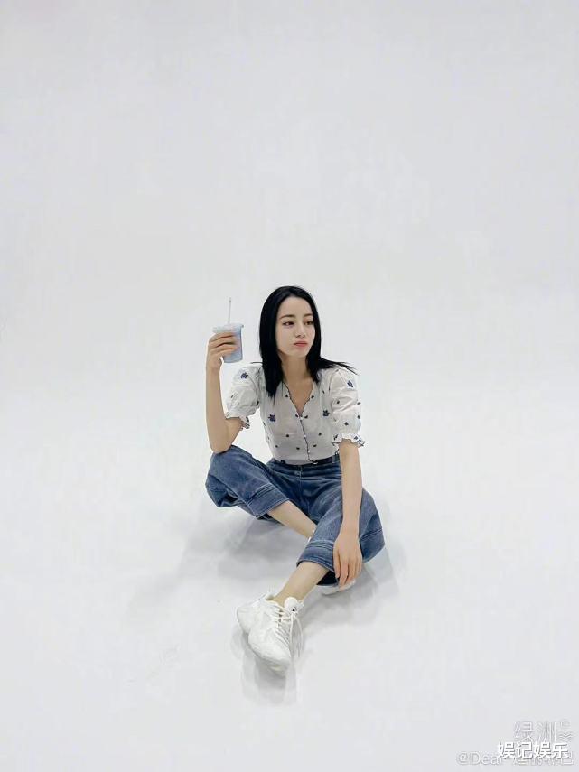 迪丽热巴|热巴晒写真照，手捧饮品笑容灿烂，再次把头发剪短，显得很利落