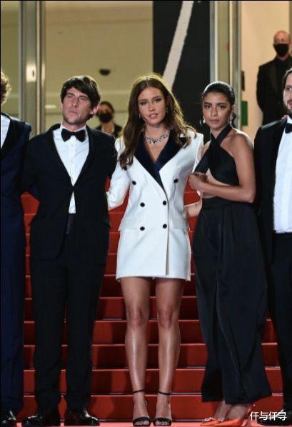 仟与仟寻|姜还是老的辣,非典型战袍称霸戛纳红毯,帅气女星挤掉维密风月派