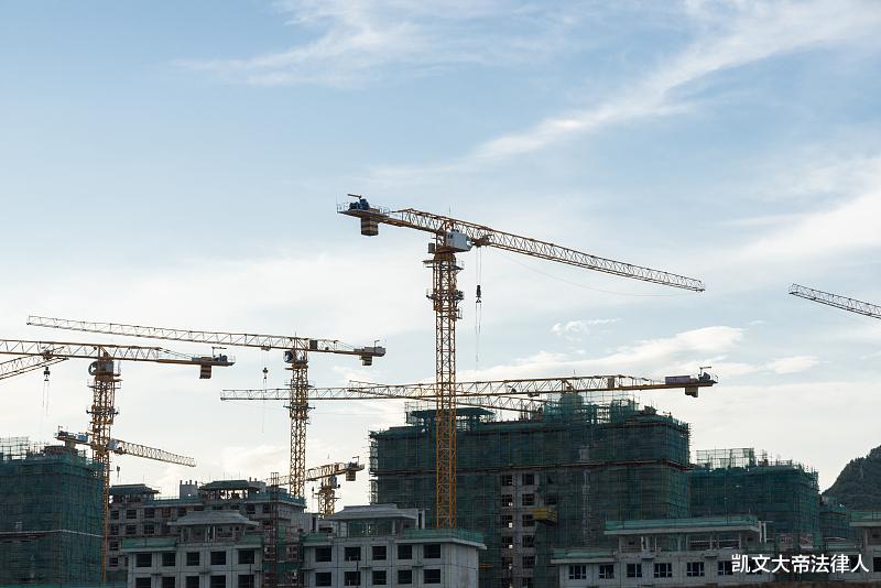 凱文大帝法律人 建筑工人在工地上突發(fā)疾病猝死，作為包工頭的雇主是否應當承擔責任？