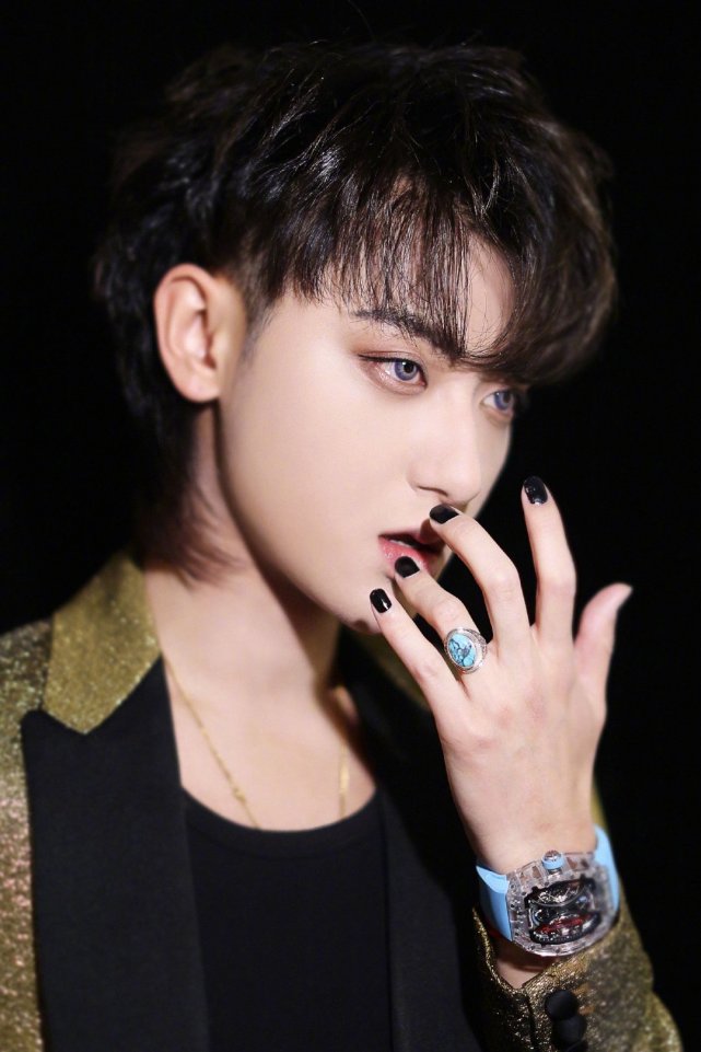 宋雨琦|黄子韬再做新美甲发照炫耀，首晒美甲细节照，我被小拇指美甲设计感动