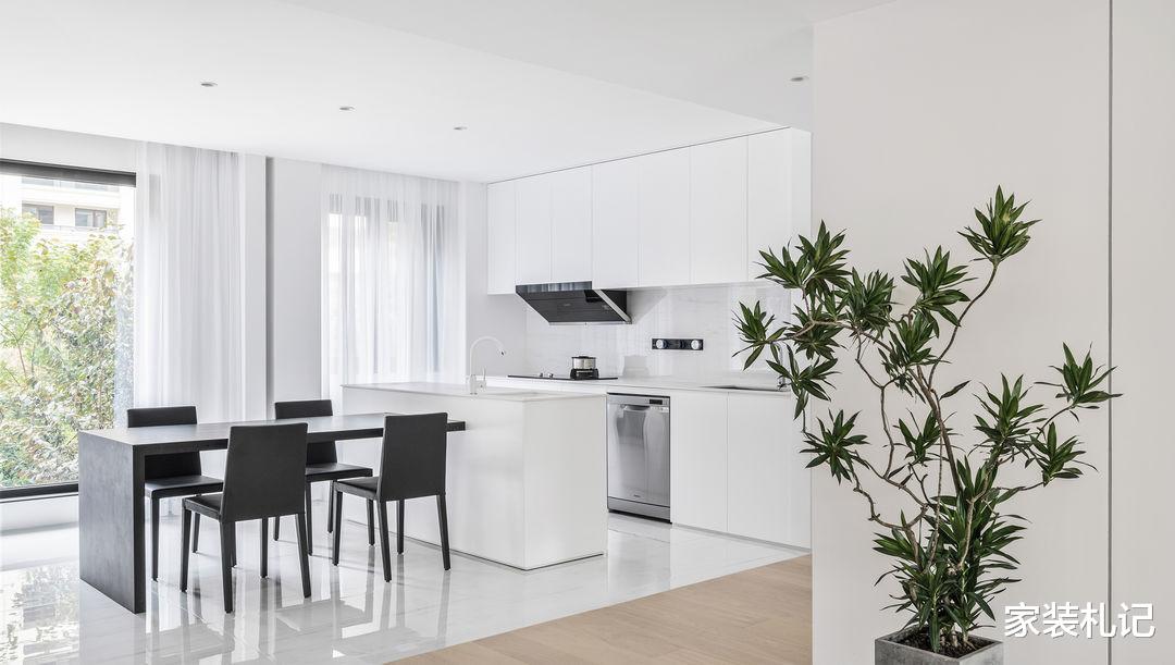 有一说一,还是极简风最耐看!看她家客餐厅,真大气
