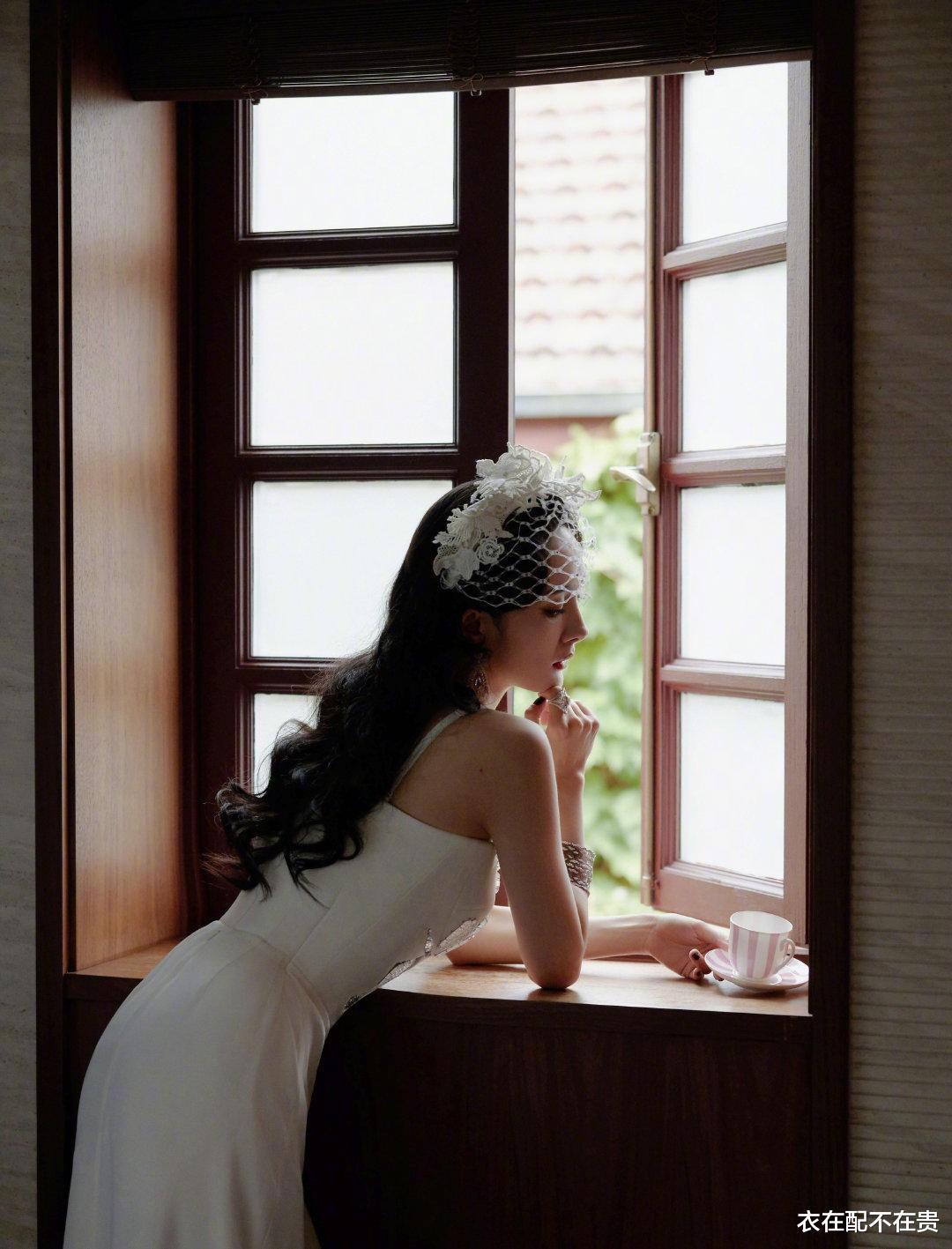 衣在配不在贵 杨幂的身材真“出挑”,修图都修不出来,穿吊带裙让人不好意思看