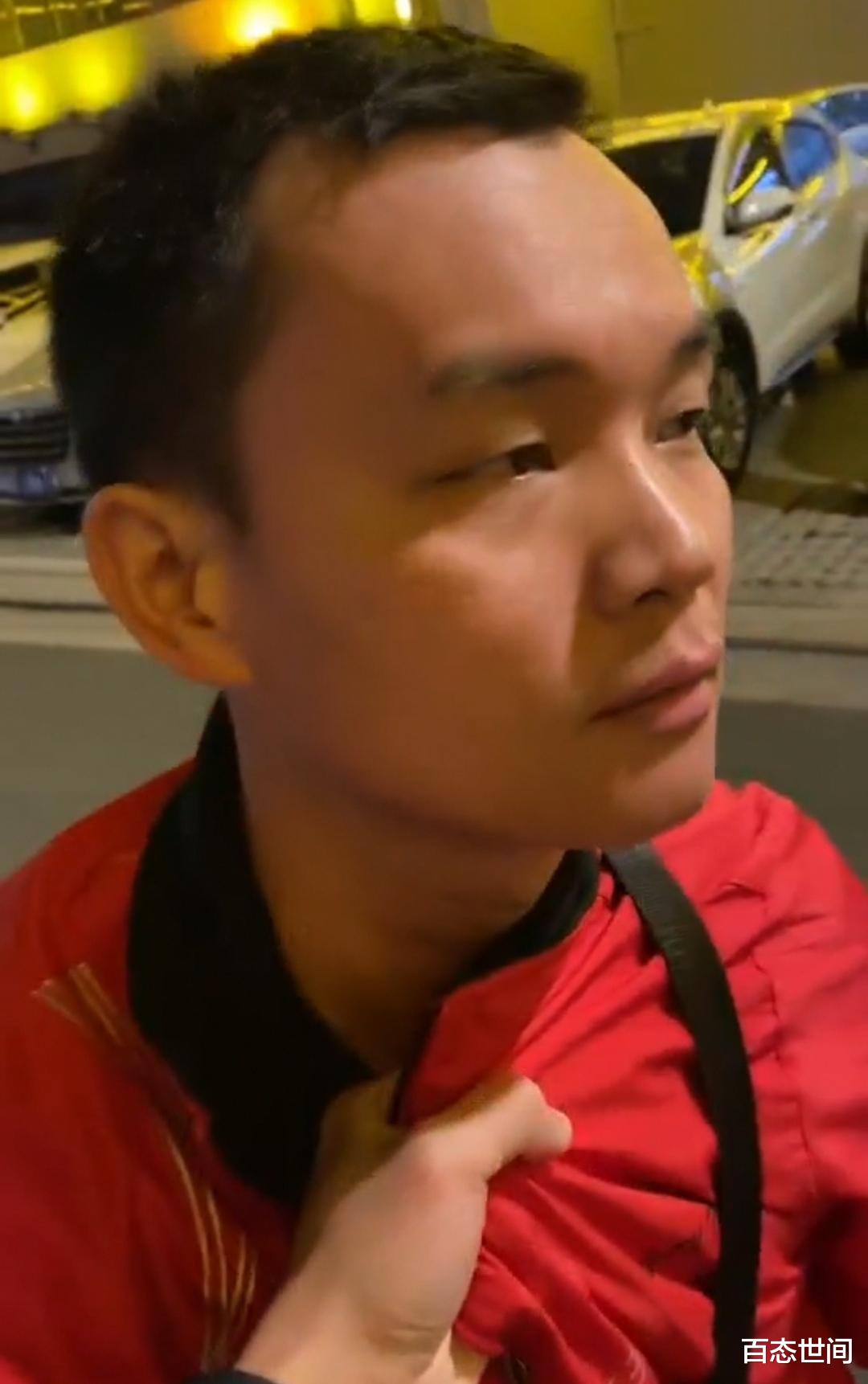 百态世间 汕头男子晚上散步遭陌生小伙摸下体猥亵，小伙面对镜头还莞尔一笑