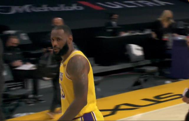 勒布朗·詹姆斯|詹姆斯，放过年轻人吧！老詹关键抢断制胜后，他这举动让人汗颜