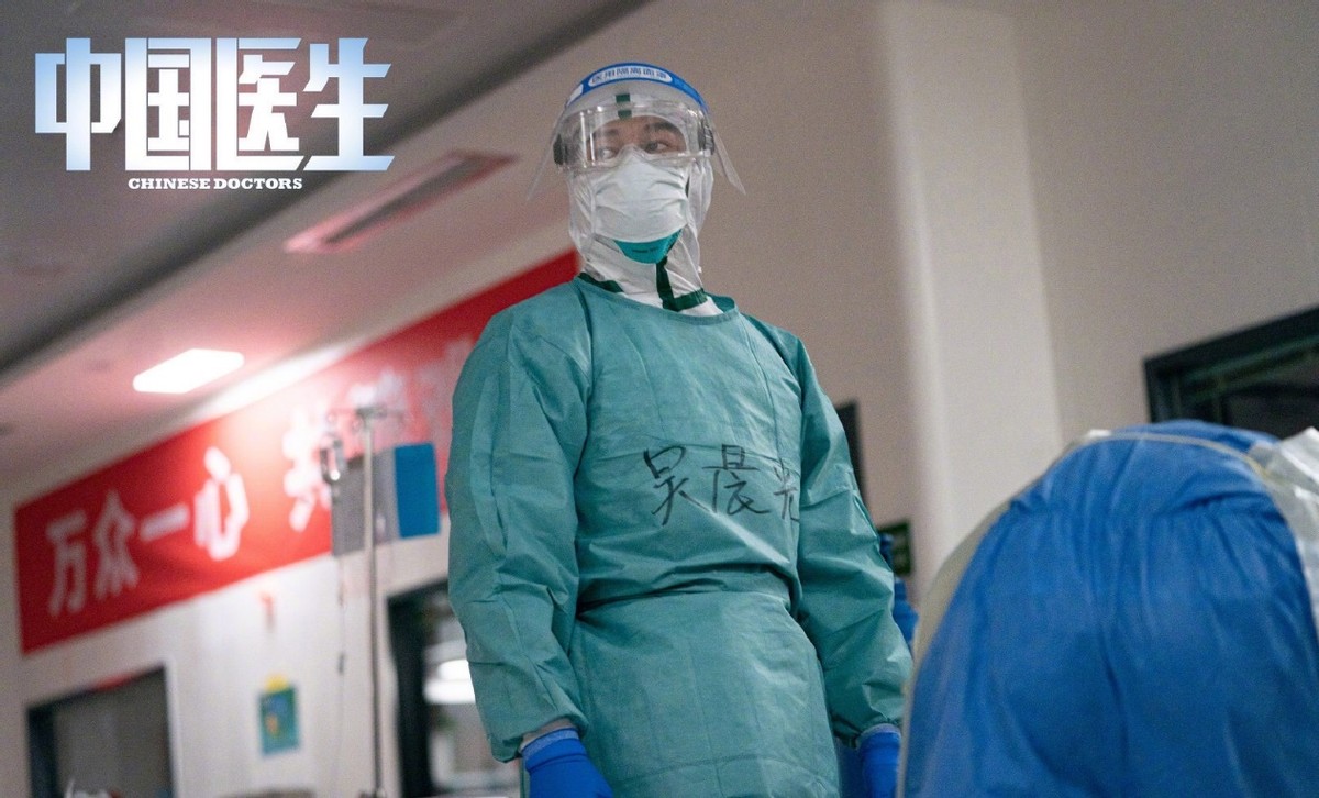 时尚风行派|《中国医生》首场放映!明星齐聚素颜亮相,袁泉医生造型更大变样