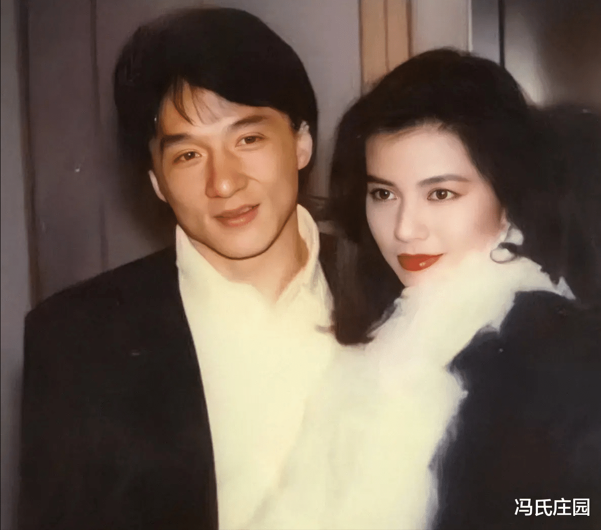 钟楚红|1983年，成龙与钟楚红关系暧昧，主动要求设计一场偷看钟楚红洗澡的戏