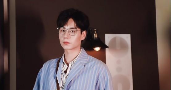 我独坐小窗一盏清茶 《我的时代，你的时代》未播先火，胡一天李一桐被指吸血杨紫李现