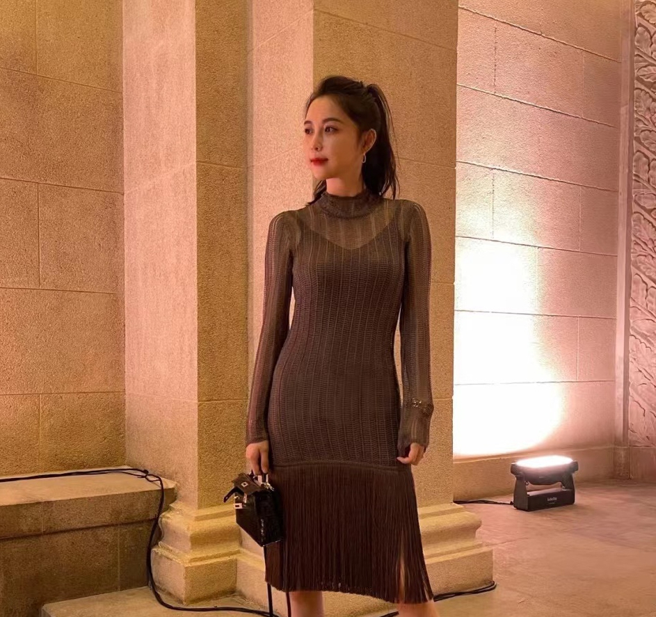 杨紫|宣云陪潘玮柏现身餐厅开业礼不敢直面粉丝，只与丈夫人形立牌合影