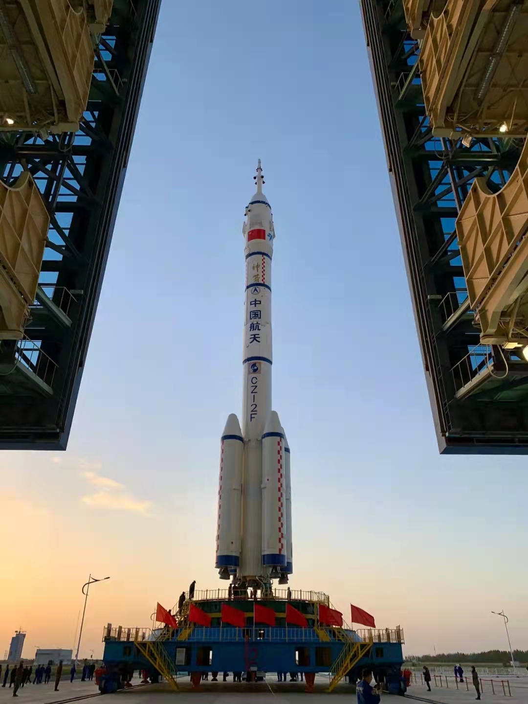 科学家 神舟十三号即将发射！神舟十三号船箭组合体到达发射区新“三人组”都是谁？