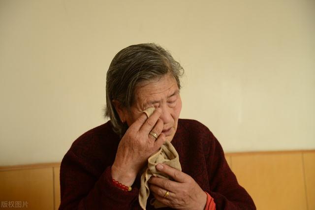 疯狂的杨二狗 亲姐妹抱团养老10年散伙了，75岁老人：散了，姐妹关系也断了