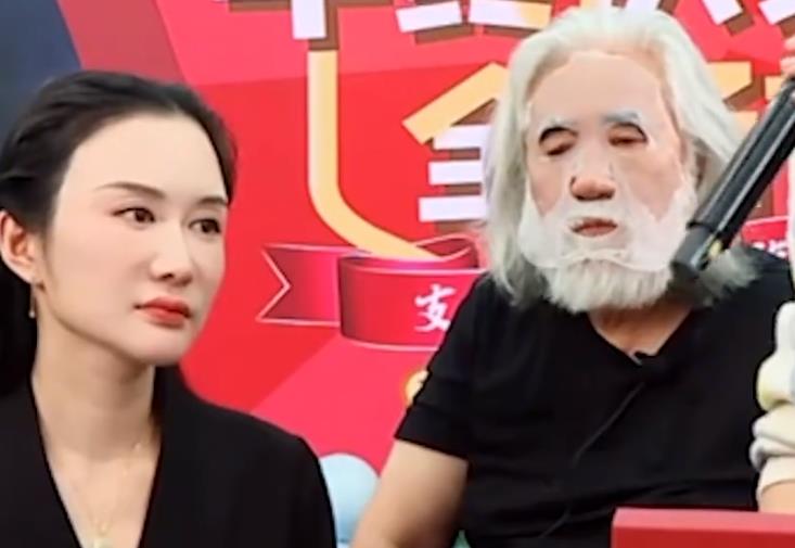 张纪中|张纪中化身工具人，任由妻子在自己脸上抹护肤品，手法粗暴引热议