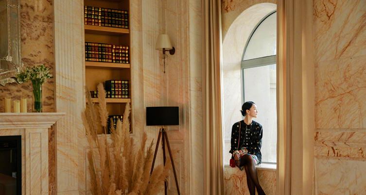 方脸妹说时尚|周迅罕见参加电影人酒会，高调穿丝袜配彩虹短裙，面色红润超富态