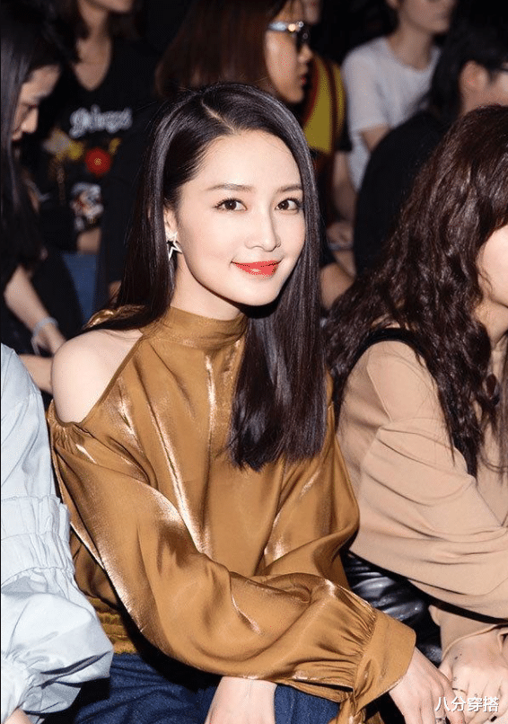 牛仔裤|李沁又“火”了，棕色上衣配阔腿牛仔裤潇洒利落，美得惊艳