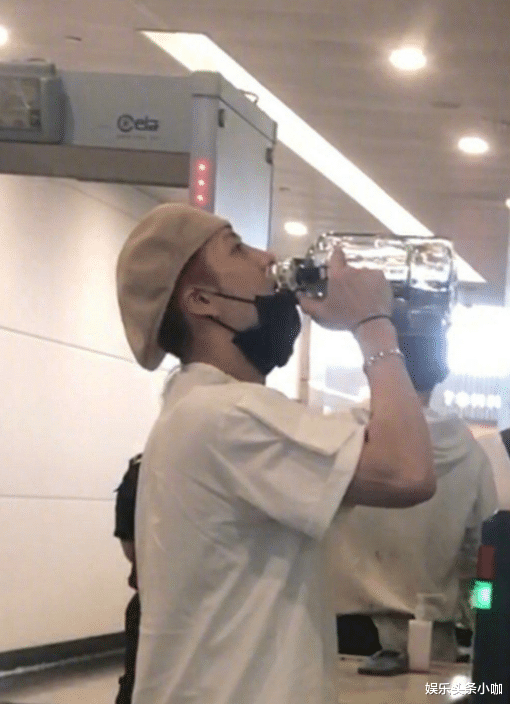 唐嫣|真行！当街手挽手，他俩如同连体婴