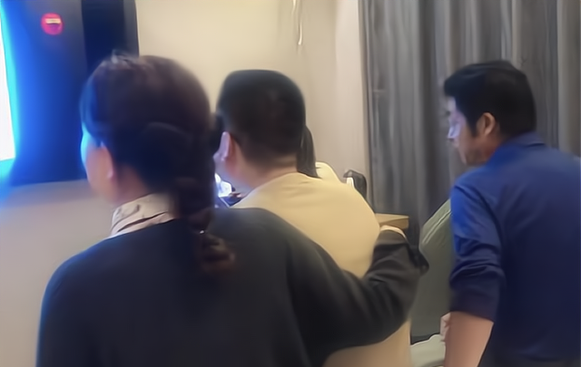 徐璐|姚师兵和田静欢聚一堂，许敏搂着姚威露出笑容，网友：这才是幸福