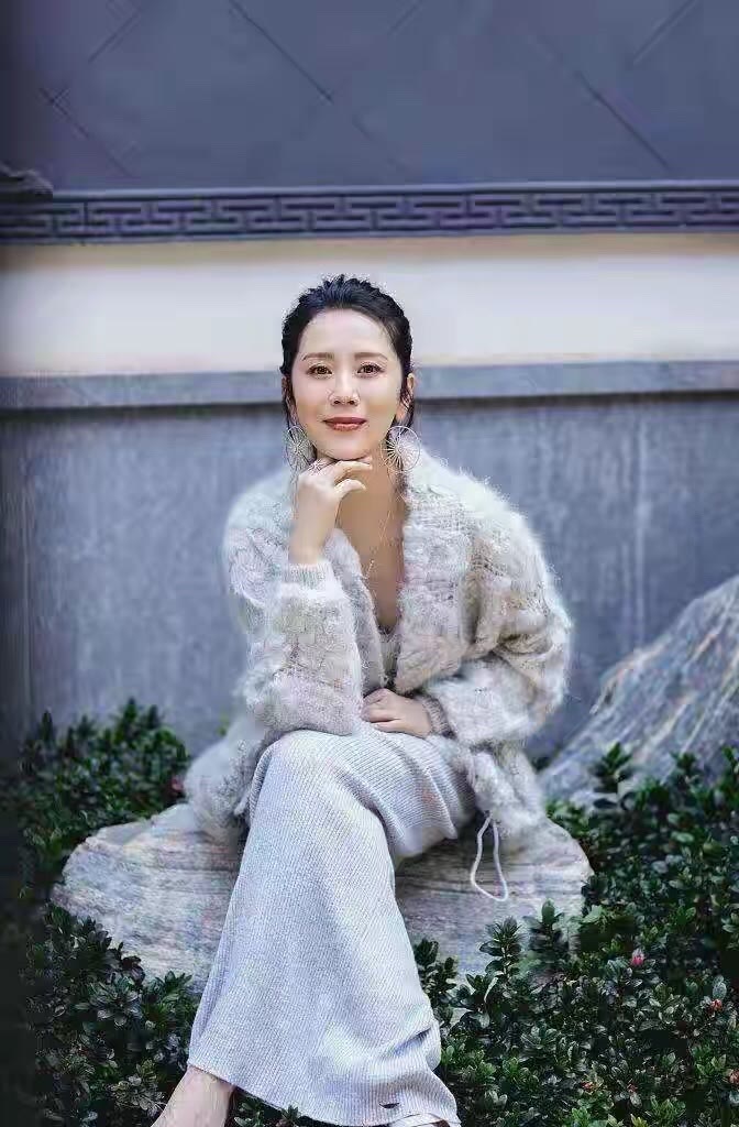 毛衣 海清穿上秋天第一件毛衣，搭配牛仔衫扎高马尾，看着不像中年阿姨