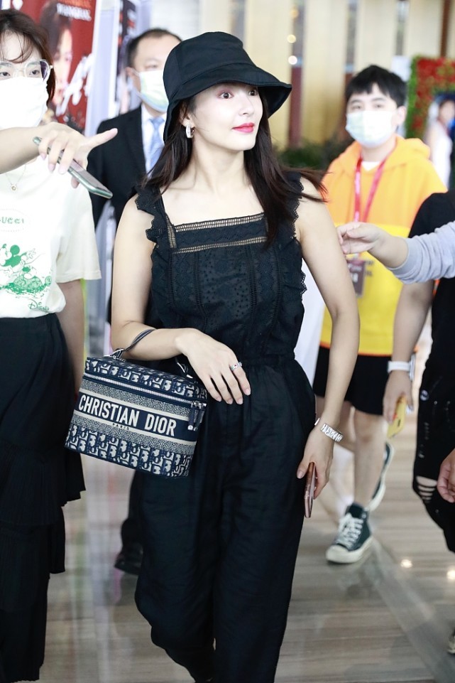 白小白的衣橱|《女儿们的恋爱》开播！张雨绮年下恋受关注，和小8岁男友好甜蜜