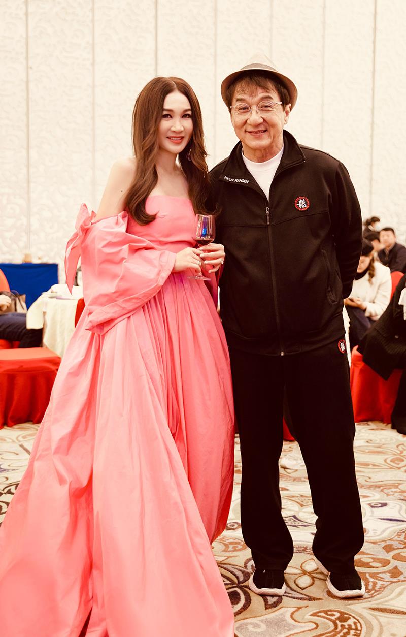 辰雪聊时尚 温碧霞虽是阿姨的年龄,身材却美似少女,穿粉色抹胸裙气质好温柔