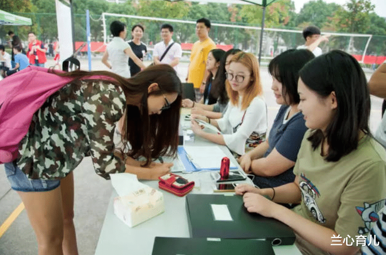 北京市|女儿考上三本大学，让父亲租豪车送去学校，一个月后父母崩溃