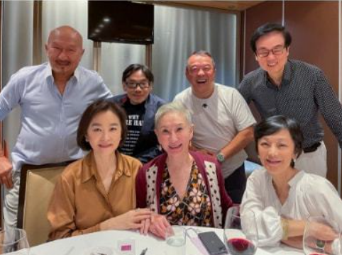 林青霞|67岁林青霞笑声太大被认出！不化妆肤色雪白无暇，高级茶点摆一桌