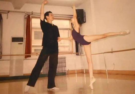 金晨|金晨节目中撩上衣秀身材！一身紧实肌肉皮肤超白，队员看得目瞪口呆