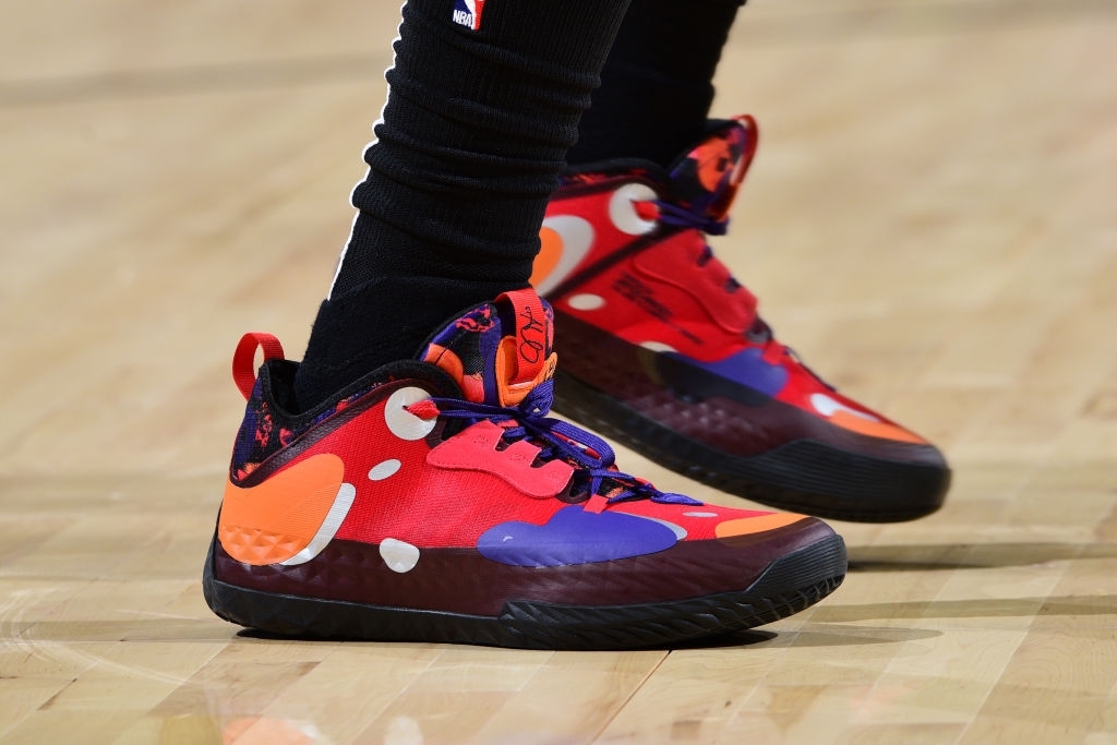 凱里·歐文|NBA球員上腳：濃眉上腳飛馬，歐文手持長(zhǎng)棍上腳紫龍蝦