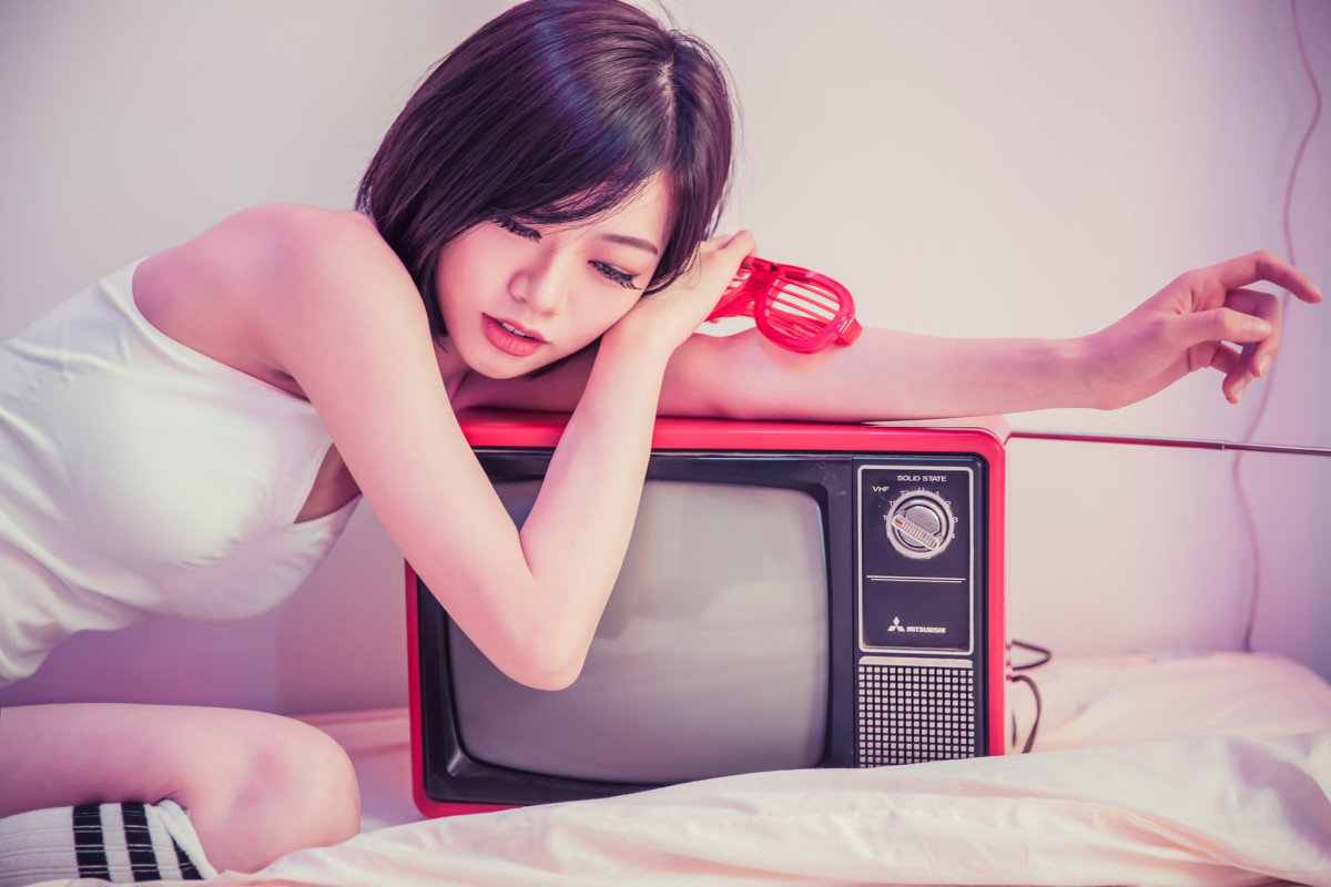 短发|休闲装美女，短发细嫩美腿图片