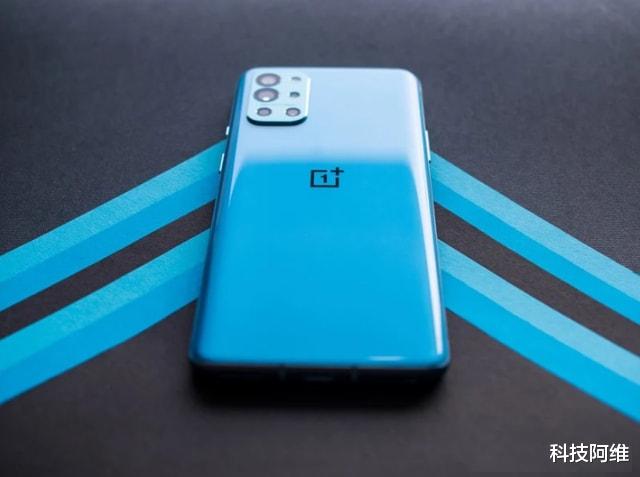 一加科技|从3499元跌至2699元，12GB+256GB+后置四摄，顶配旗舰沦为中档机