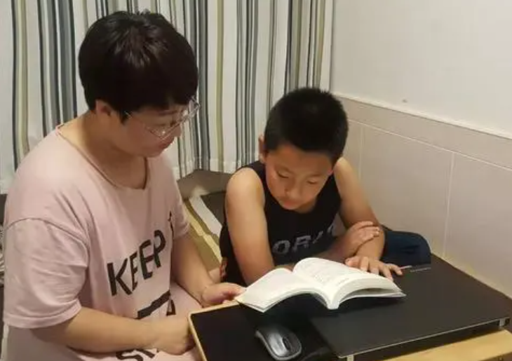 李雪琴|薇娅哭诉没空陪女儿，李雪琴：赚那么多钱，“卖惨”留给别人吧