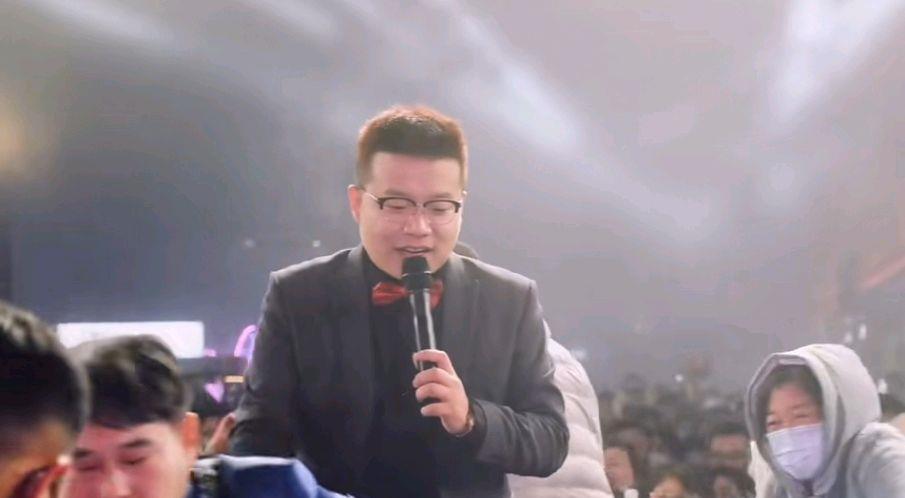 赵丽颖|陈亚男的计划落空了？大衣哥外地演出受热捧，大妈激动上前求合照