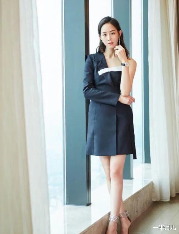 穿衣搭配|齐眉短发搭配黑色长裙，张钧甯小蛮腰太吸睛，这是四十岁的女人？