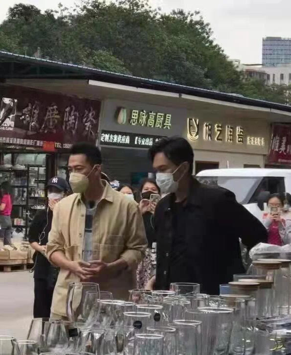 张智霖|张智霖逛菜市场被拍？与谢天华同框不显老，相差6岁看不出年龄差
